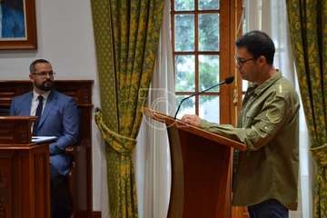 El periodista teldense Gaumet Florido leyó este jueves en el Pleno municipal el Manifiesto Institucional por el Día Internacional de las Mujeres (Foto TA y Francisco J. Santana)